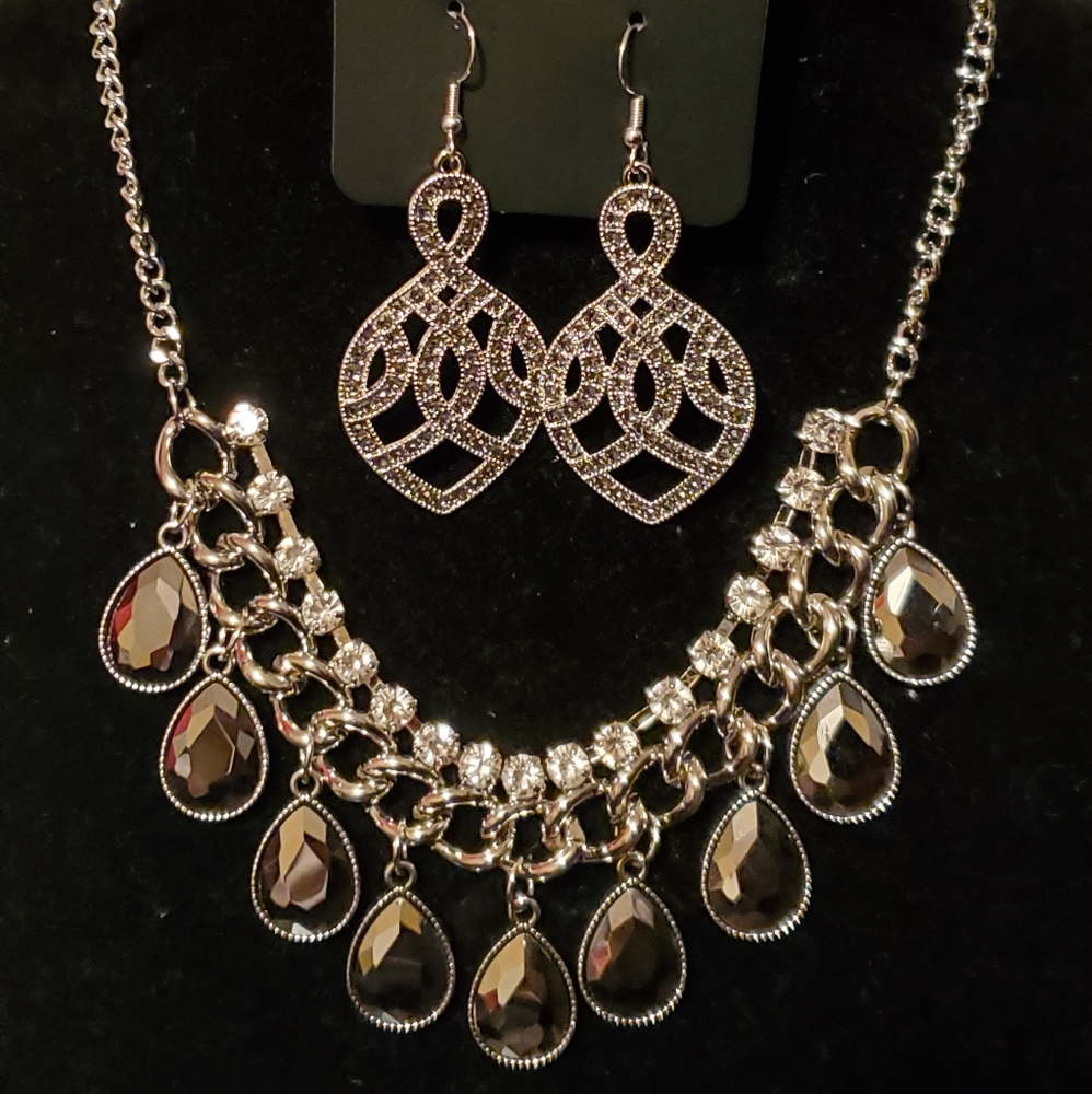 Necklace and earrings set.